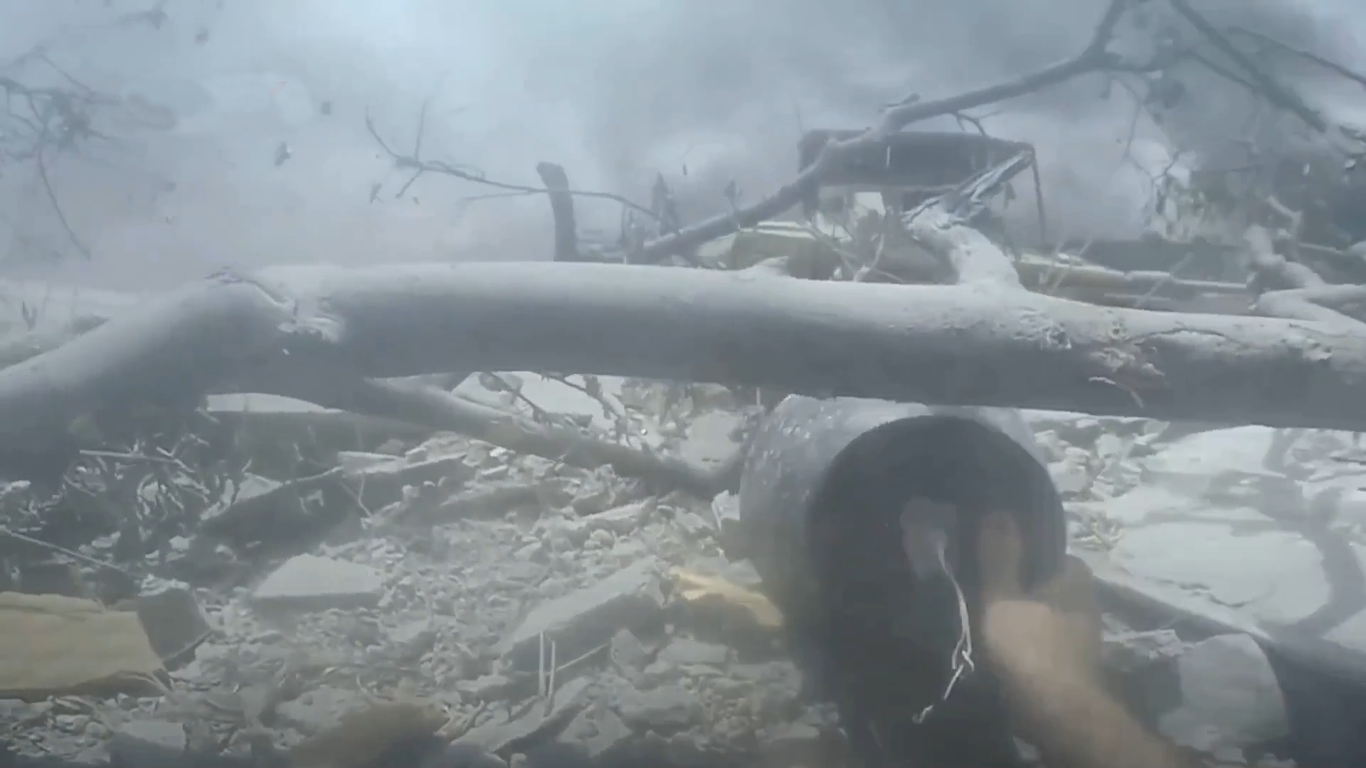 Palestinski borac postavlja improvizovani eksploziv