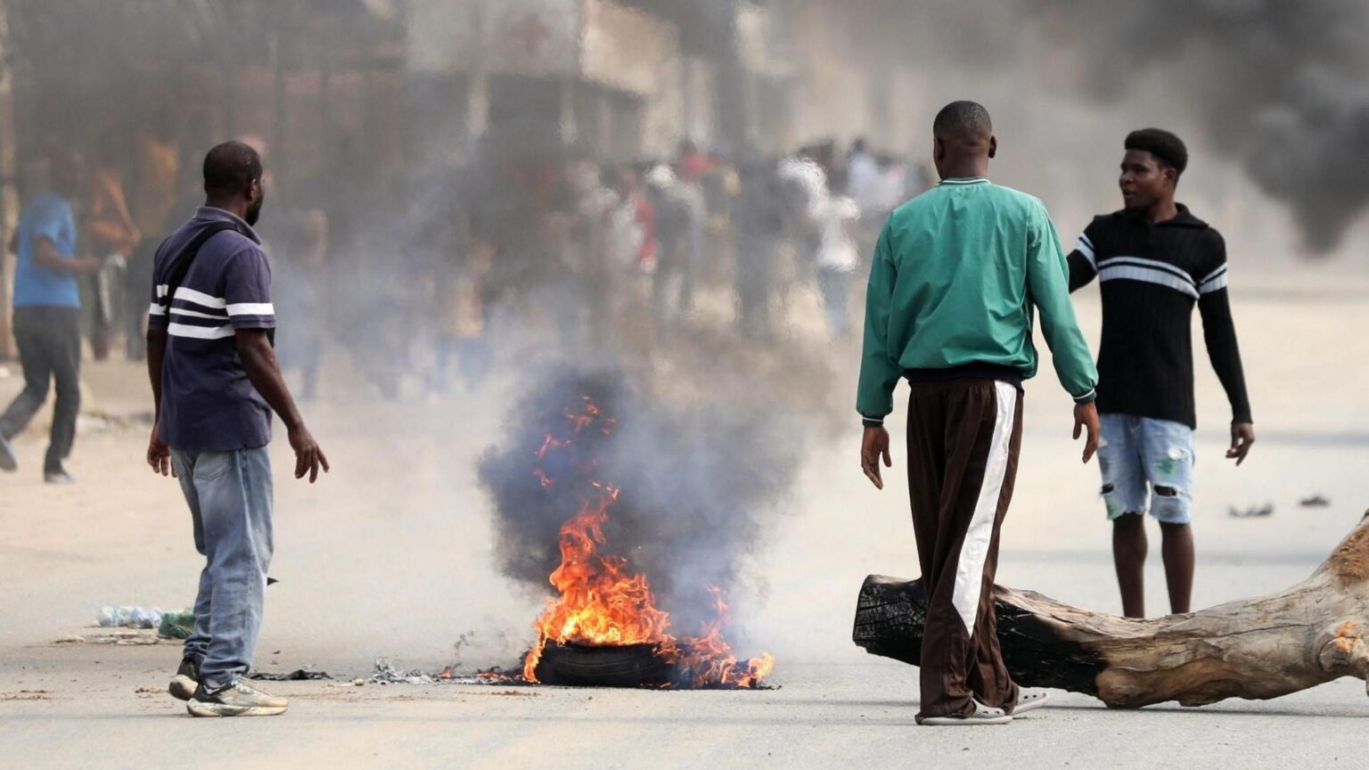 Demonstranti ispred improvizovanih barikada