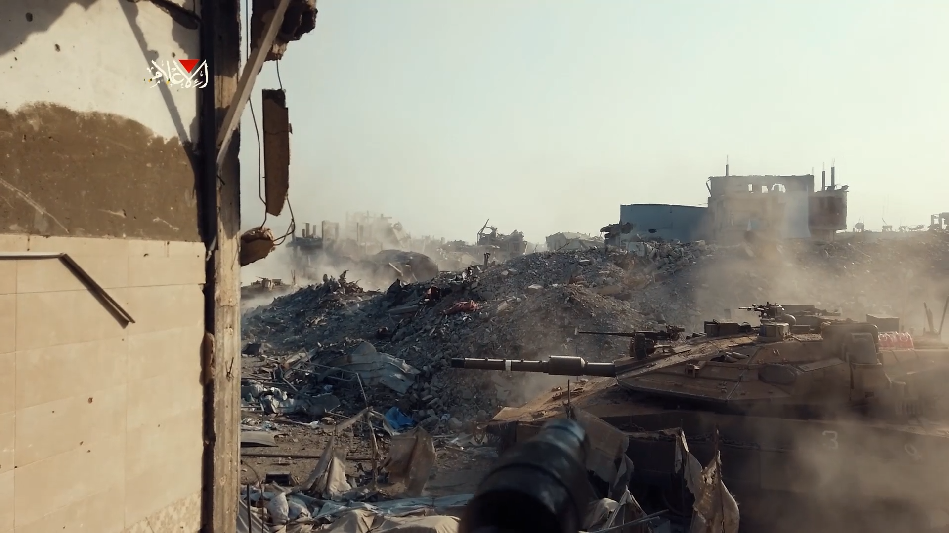 Izraelski tenk moment pre nego što je pogođen ručnim raketnim bacačem od strane pripadnika Otpora