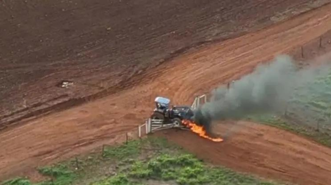 Spaljeni traktor latifundista