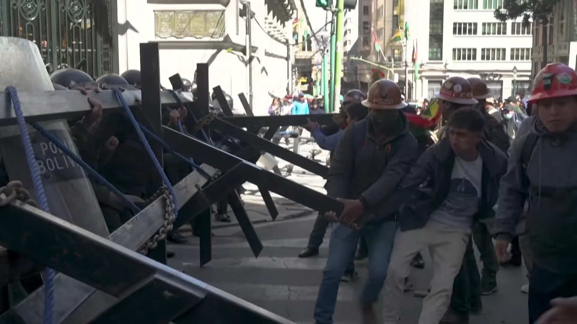 Demonstranti u sukobu sa policijom