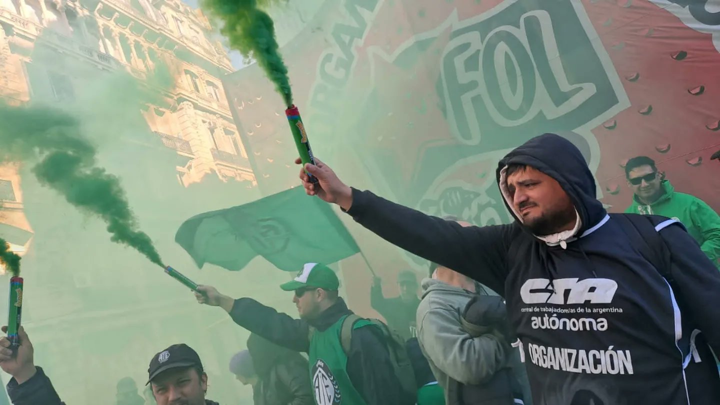 Radnici pale baklje tokom demonstracija