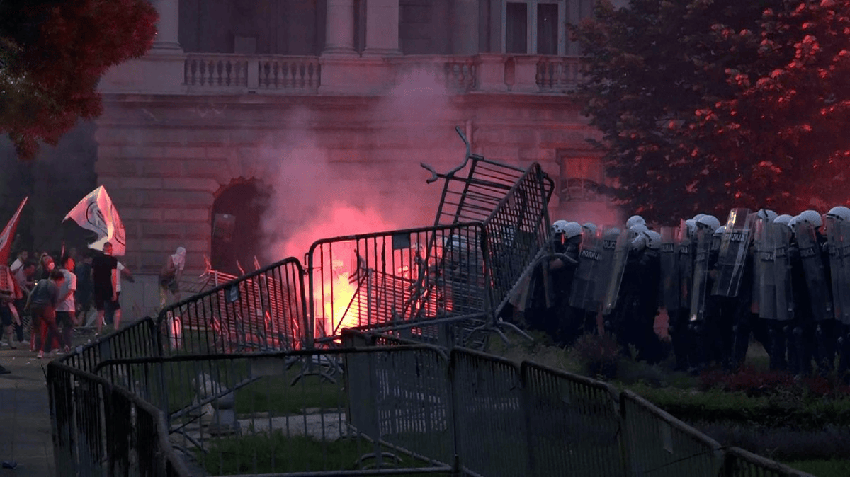Demonstranti bacaju ogradu na policiju