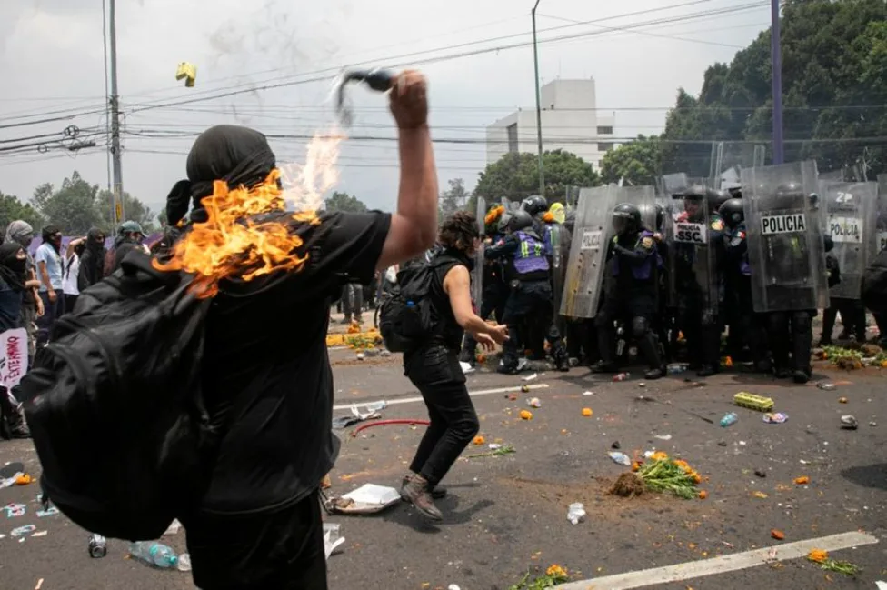Demonstrant baca molotovljev koktel na policiju