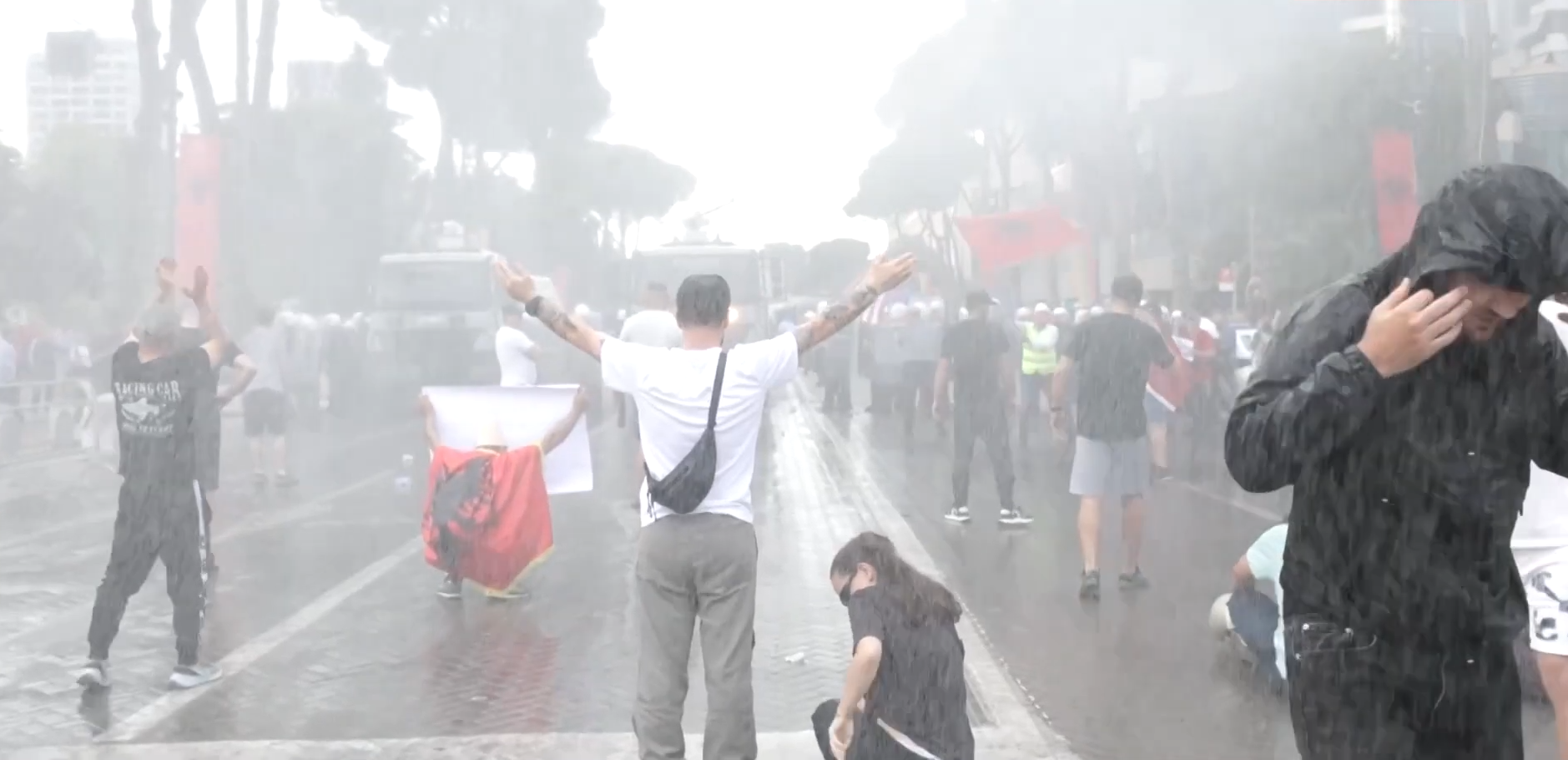 Demonstranti i kordon policije sa vodenim topovima