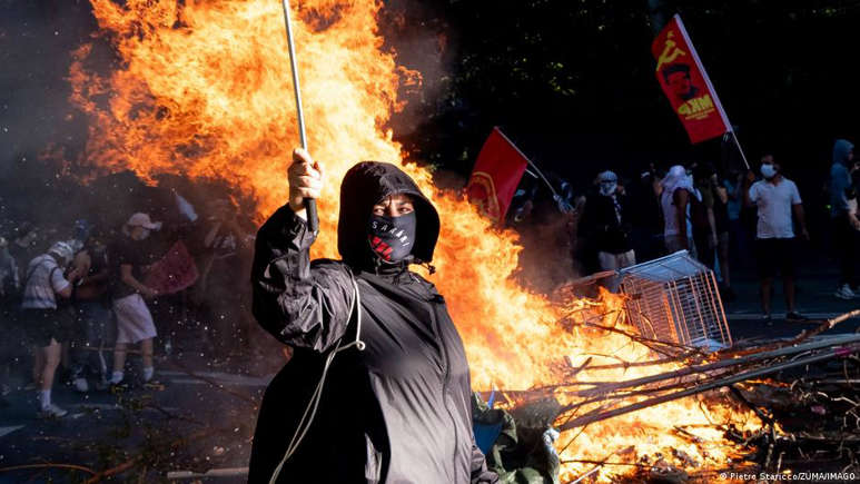 Demonstranti pored zapaljenih barikada