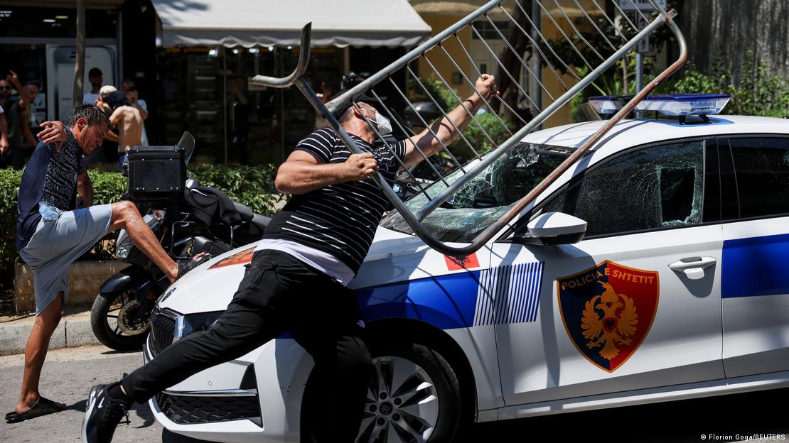 Demonstranti napadaju policijski automobil