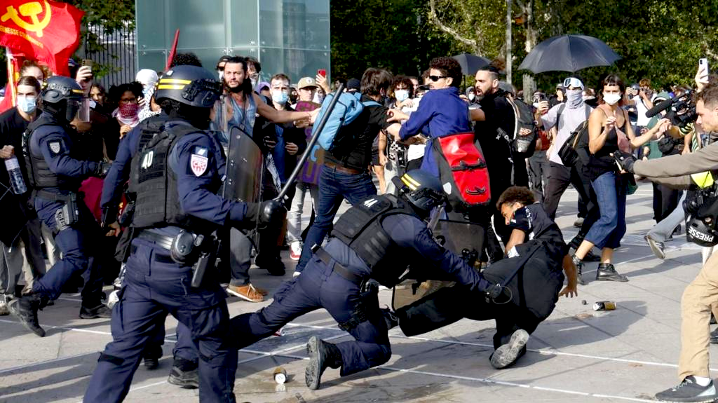 Policajci u jurišu sapliću demonstranta