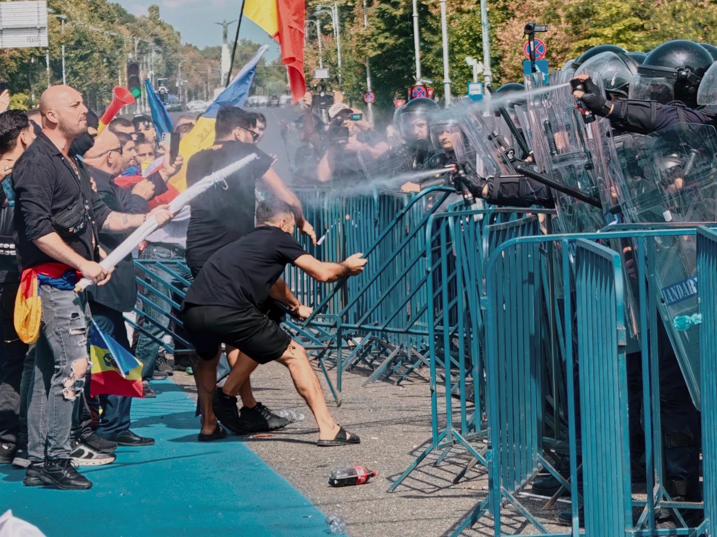Demonstranti pružaju otpor žandarmeriji